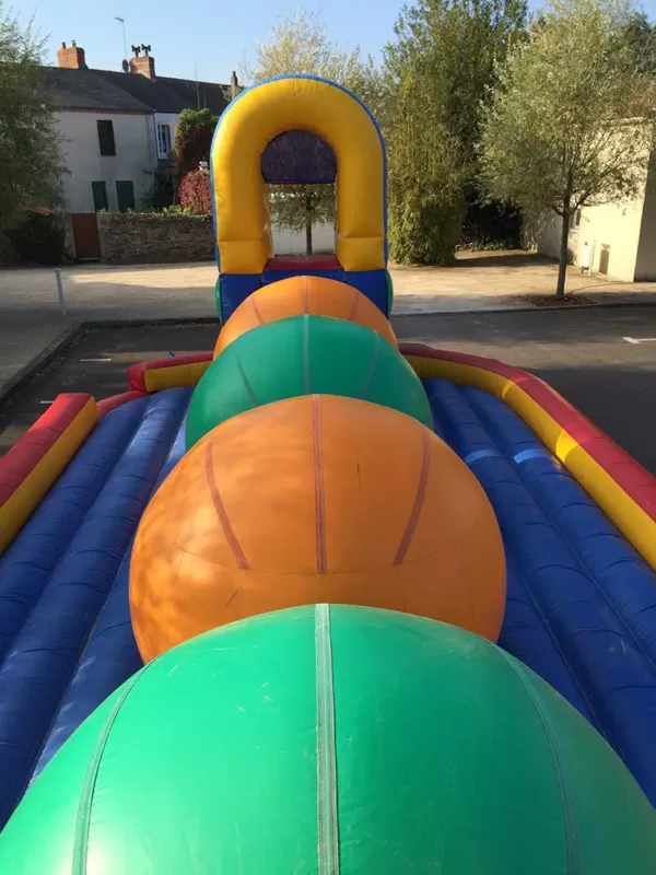 Location chateau gonflable total wipeout, location structure gonglable nantes 44, rennes 25, Angers 49, vendée 85 3