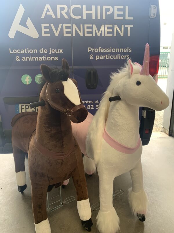 location poney mécanique adulte poney licorne XXL animation poney mécanique événement poney adulte Archipel Événement location duo poney mécanique