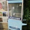 location machine à popcorn bleue, machine popcorn avec chariot, animation popcorn rétro, location machine à popcorn Archipel Événement, machine à popcorn bleue événementiel